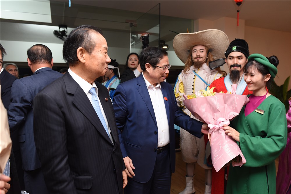 Ông Phạm Minh Chính tặng hoa động viên diễn viên show diễn Ký ức Hội An