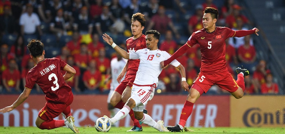 Hàng phòng ngự của U23 Việt Nam để lộ ra nhiều điểm yếu trong cuộc đối đầu U23 UAE. Ảnh: AFC