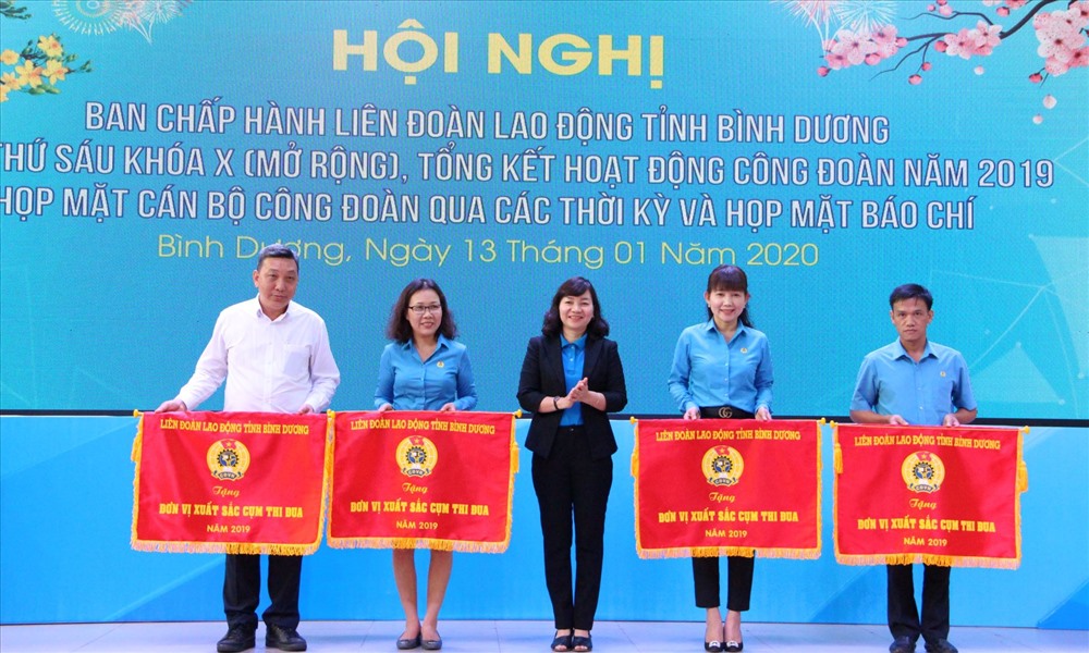 Bà Trương Thị Bích Hạnh - Chủ tịch LĐLĐ tỉnh Bình Dương trao cờ thi đua cho các đơn vị xuất sắc. Ảnh: Đình Trọng