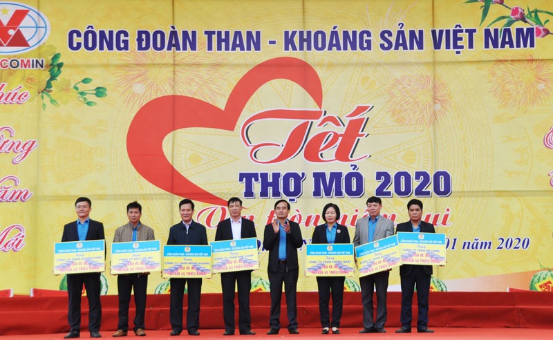 Đồng chí Lê Thanh Xuân - Chủ tịch Công đoàn Than - Khoáng sản Việt Nam - trao vé xe tới các đơn vị để chuyển tới công nhân lao động