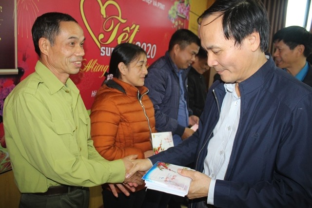 Ông Nguyễn Văn Việt - Giám đốc Sở NNPTNT Hà Tĩnh trao quà