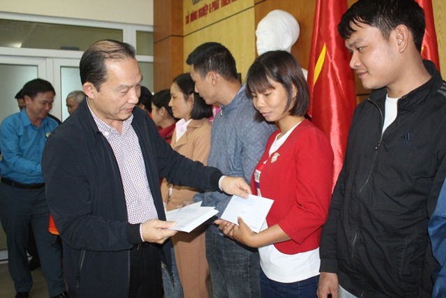 Đồng chí Lê Đức Nhân - Phó Giám đốc Sở NNPTNT Hà Tĩnh trao quà