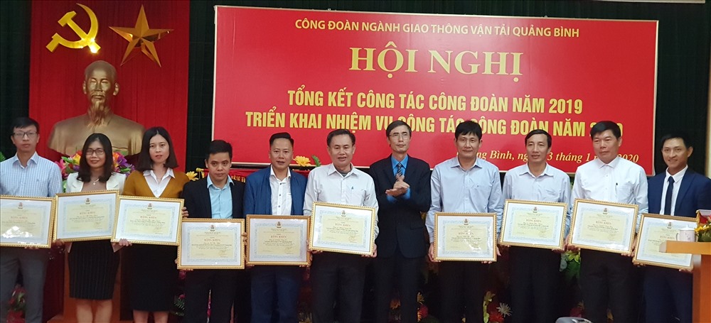 Ông Trần Văn Luận - Chủ tịch CĐ Ngành GTVT Quảng Bình trao giấy khen cho các cá nhân có nhiều thành tích trong hoạt động công đoàn. Ảnh: Lê Phi Long