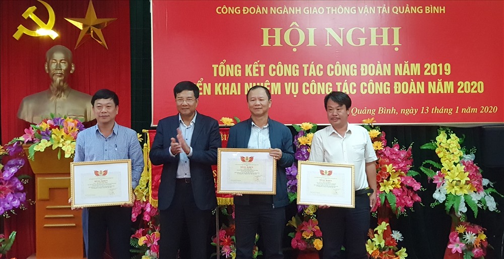 GĐ Sở GTVT Quảng Bình Phạm Quang Hải trao giấy khen cho những cá nhân có nhiều thành tích trong hoạt động công đoàn. Ảnh: Lê Phi Long