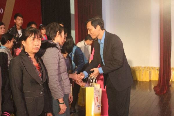 Chủ tịch LĐLĐ tỉnh Hải Dương Mai Xuân Anh tặng quà Tết cho người lao động. Ảnh: Diệu Thuý