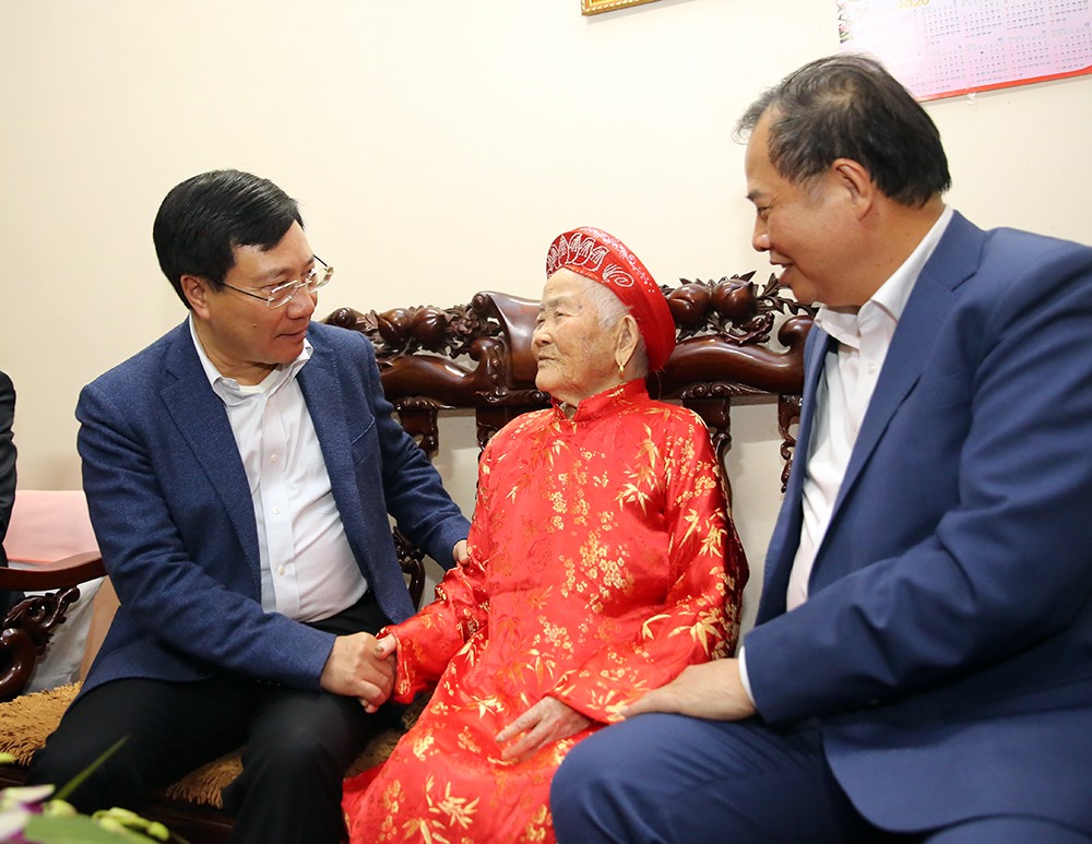 Phó Thủ tướng Phạm Bình Minh (bên trái ảnh) thăm hỏi Mẹ Việt Nam anh hùng. Ảnh: Hải Minh