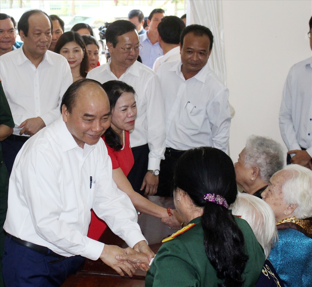 Thủ tướng thăm hỏi các hộ dân tại buổi lễ trao quà