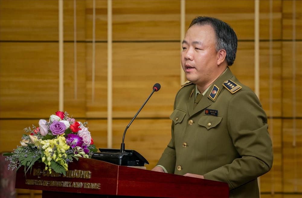 Tổng Cục trưởng Tổng cục QLTT Trần Hữu Linh báo cáo tại Hội nghị. Ảnh: Dms