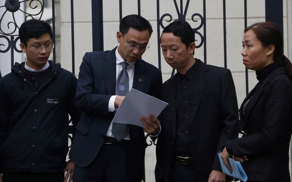Luật sư Vũ Gia Trưởng (thứ hai từ trái) trao đổi với đại diện của bé Lê Hoàng L.