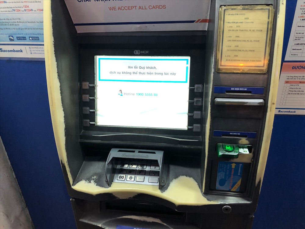 Một máy ATM trên đường Nguyễn Văn Cừ khu vực quận 5 ngưng hoạt động trong tối ngày 13.1. Ảnh : Gia Miêu