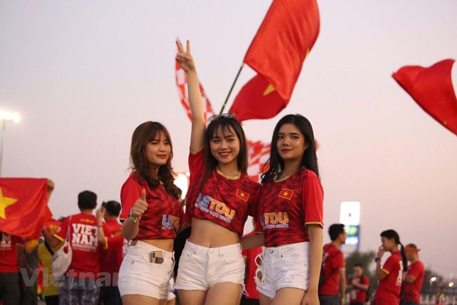 Cổ động viên cổ vũ hết mình cho ĐT U.23 Việt Nam. Ảnh: TTXVN