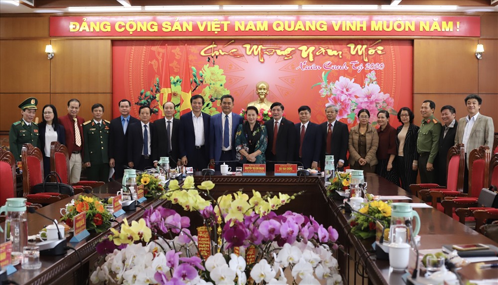 Chủ tịch Quốc hội Nguyễn Thị Kim Ngân và đoàn công tác chụp hình lưu niệm với Tỉnh ủy Đắk Lắk.  Ảnh: HL