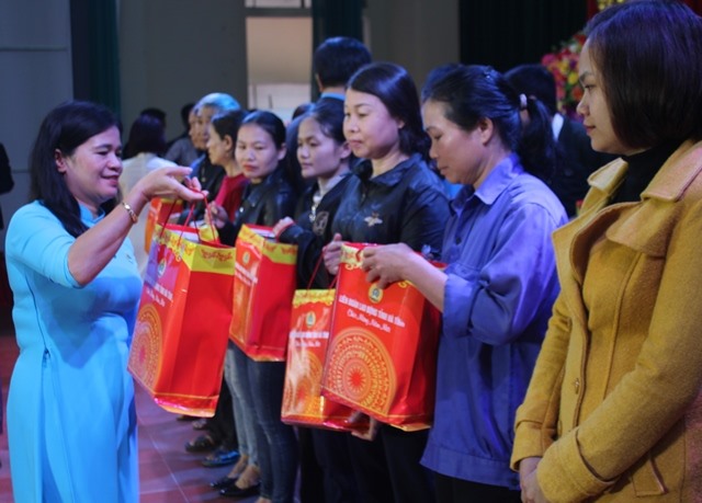 Đồng chí Cù Bích Thuận trao quà cho công nhân, người lao động khó khăn
