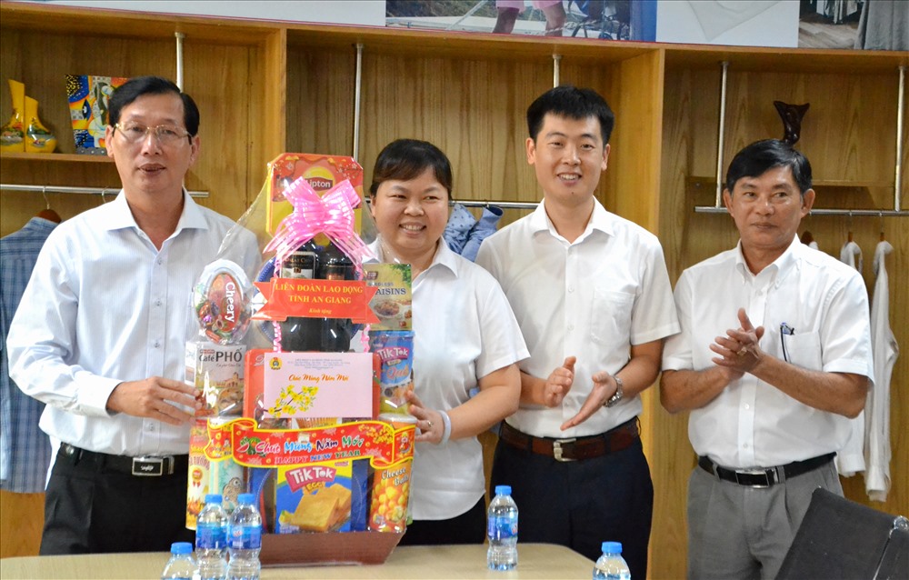 Ông Lê Văn Phước (bìa trái) Phó Chủ tịch UBND tỉnh An Giang tặng quà cho đại diện doanh nghiệp. Ảnh: LT