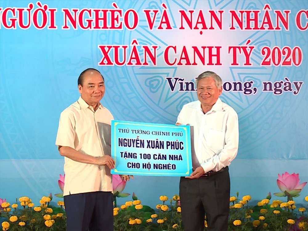 Thủ tướng Nguyễn Xuân Phúc tặng 100 ngôi nhà cho người nghèo