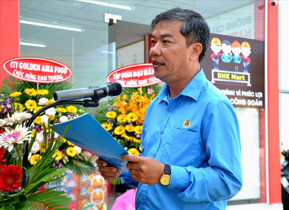 Phó Chủ tịch LĐLĐ An Giang Nguyễn Hữu Giang phát biểu tại lễ khai trương. Ảnh: Lục Tùng