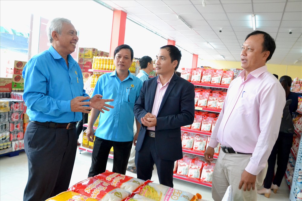 Chủ tịch LĐLĐ An Giang Nguyễn Thiện Phú (bìa trái) nhắc nhở lãnh đạo cửa hàng tập trung chú ý vấn đề an toàn thực phẩm và giá cả so với thị trường. Ảnh: LT