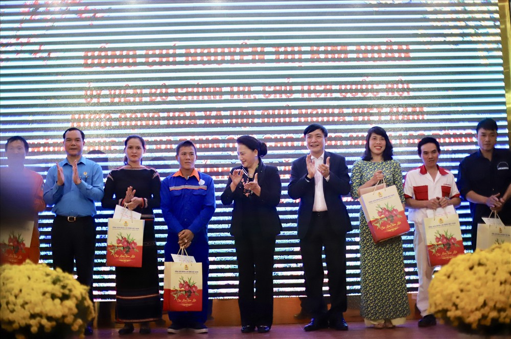 Chủ tịch Quốc hội Nguyễn Thị Kim Ngân cũng Chủ tịch Tổng LĐLĐ Việt Nam tặng quà  Tết cho người lao động. Ảnh: HL