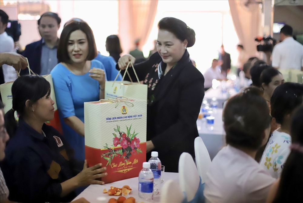Hơn 100 suất quà được Chủ tịch Quốc hội trao tặng cho người lao động nghèo sẽ giúp họ có thêm niềm vui trong dịp Tết. Ảnh :HL