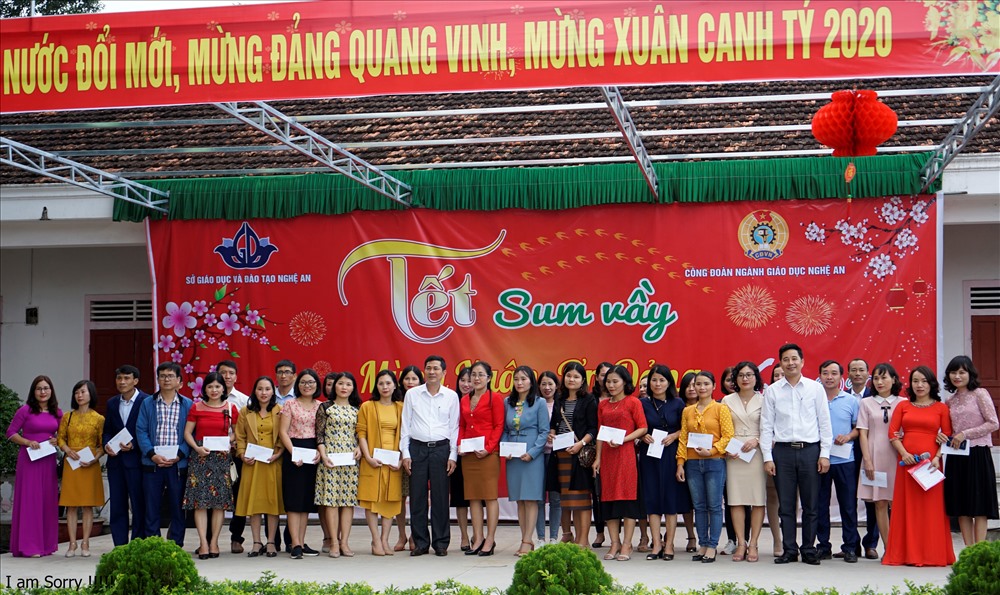 206 suất quà gửi tặng các thầy cô giáo ngoài công lập tỉnh Nghệ An. Ảnh: QĐ