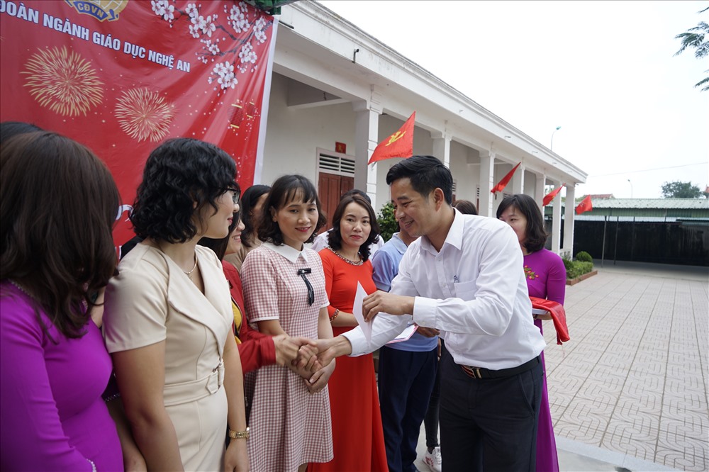 Thầy Đặng Văn Hải - Chủ tịch CĐ ngành giáo dục tỉnh Nghệ An trao quà Tết sum vầy 2020 cho các nhà giáo. Ảnh: QĐ