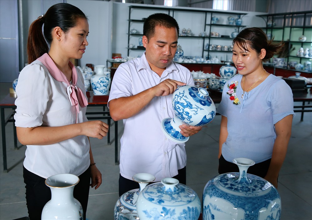 Anh Phạm Văn Vang giới thiệu về sản phẩm gốm Bồ Bát. Ảnh: NT