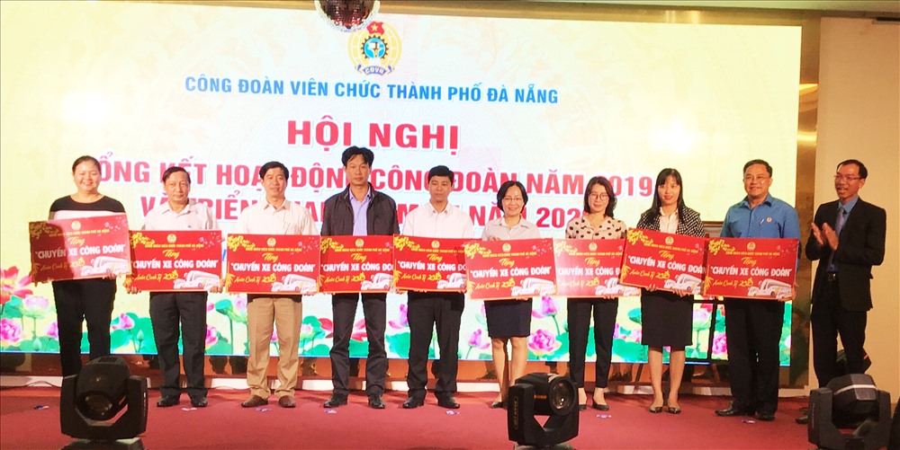 CĐ Viên chức TP Đà Nẵng trao biểu trưng vé xe cho đoàn viên, CNVCLĐ có hoàn cảnh khó khăn về quê ăn Tết