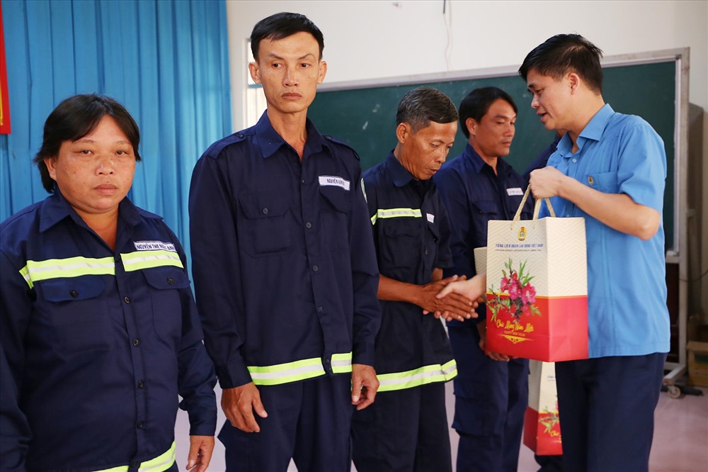 Phó Chủ tịch Tổng LĐLĐ Việt Nam Ngọ Duy Hiểu trao quà cho công nhân lao động nghèo ở Trà Vinh