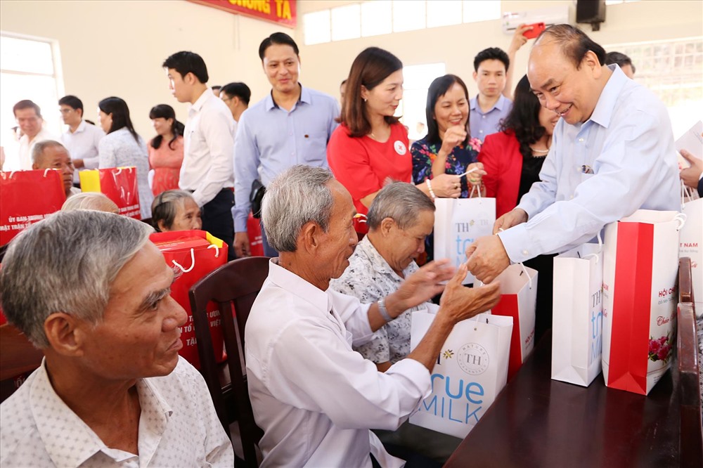 Thủ tướng Nguyễn Xuân Phúc trao quà cho các gia đình chính sách ở Trà Vinh