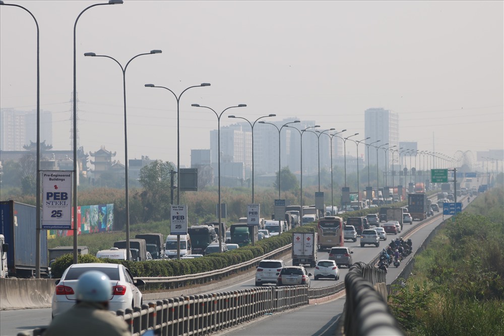 Cao tốc TPHCM - Long Thành - Dầu Giây kẹt xe nghiêm trọng sáng ngày 14.1 sau một sự cố giao thông. Ảnh: M.Q
