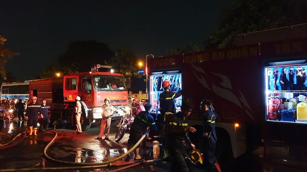 Lực lượng PCCC quận Tân Bình xử lý sự cố vụ cháy.