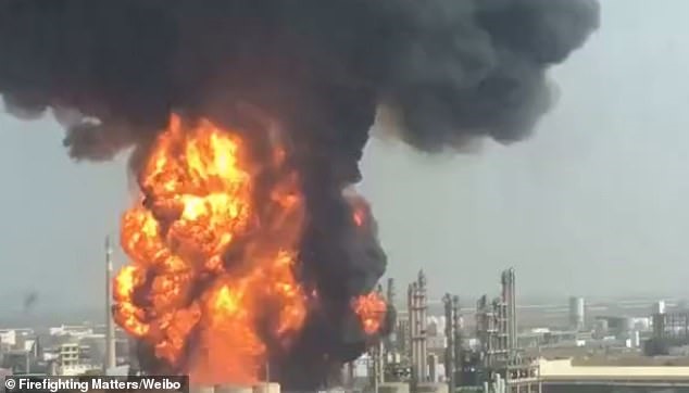 Khói lửa bốc lên cuồn cuộn từ nhà máy ở Châu Hải. Ảnh: Weibo