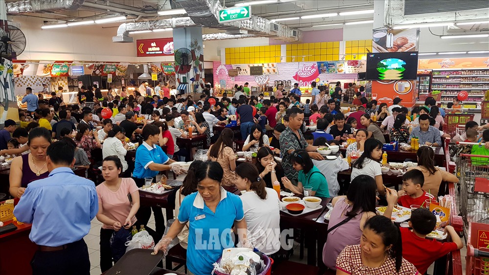 Các siêu thị lớn chật kín khách mua sắm. Hình ảnh ghi nhận tại khu ăn uống của siêu thị BigC Thăng Long lúc 18h ngày 15.1.