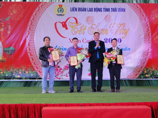 Đại diện Tổng Liên đoàn Lao động Việt Nam trao biểu trưng tôn vinh cho các doanh nghiệp có nhiều hoạt động chăm lo cho người lao động.