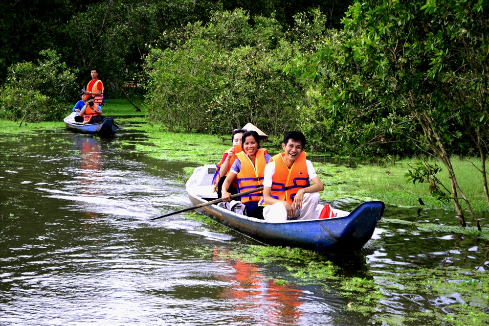 Du khách tham quan khu vườn bằng phương tiện thân thiện môi trường. Ảnh: LT