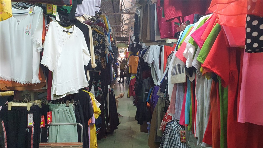 Tại chợ Vườn Chuối (quận 3), khu vực kinh doanh quần áo, sản phẩm được bày chật kín nhưng chẳng mấy ai tìm tới, hỏi mua.