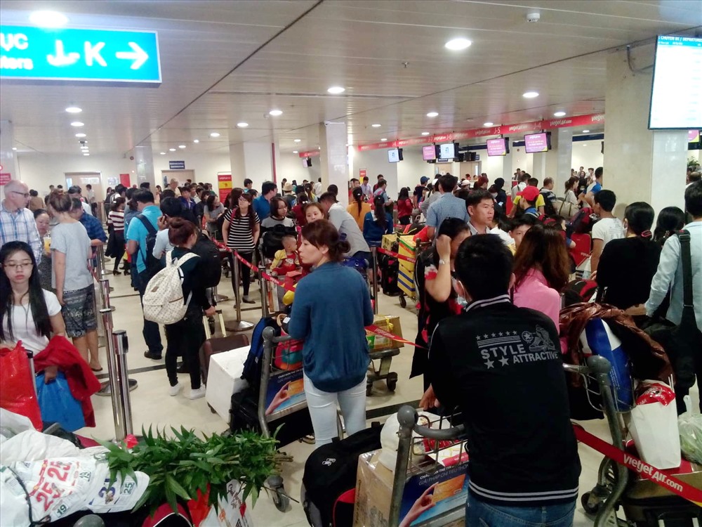 Theo dự kiến, trong khoảng thời gian từ ngày 9.1 - 8.2 (tức 15 tháng Chạp đến 15 tháng Giêng), sân bay Tân Sơn Nhất đón khoảng 3,7 triệu lượt hành khách, trung bình mỗi ngày đón khoảng 130.000 lượt (tăng 10.500 hành khách so với Tết 2019).