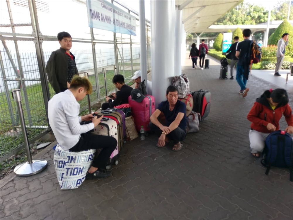Lượng hành khách đến sân bay Tân Sơn Nhất những ngày này rất đông trong khi số ghế ở nhà chờ ở bay bị giới hạn nên không ít người lớn, trẻ em phải ngồi bệt xuống sàn.