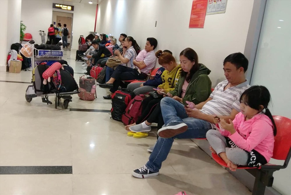 Nhiều người lo kẹt xe trễ máy bay nên đến rất sớm làm thủ tục và phải ngồi chờ hàng giờ đồng hồ mới lên máy bay.