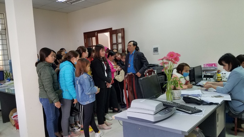 Công đoàn các Khu công nghiệp tỉnh Nam Định phối hợp với Cục thi hành án chi trả lương cho người lao động.