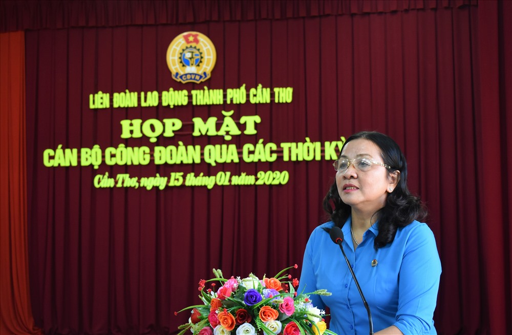Bà Huỳnh Thị Hiền - Phó Chủ tịch LĐLĐ TP.Cần Thơ - báo cáo các hoạt động mà các cấp Công đoàn TP.Cần Thơ đã làm được và phương hướng sắp tới trong năm 2020. Ảnh: Thành Nhân