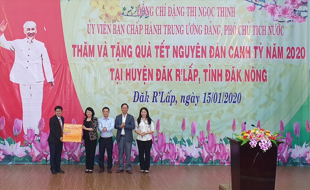 Phó Chủ tịch nước Đặng Thị Ngọc Thịnh đã trao 100 suất quà đến các gia đình chính sách, cán bộ lão thành cách mạng cùng nhiều học sinh trên địa bàn Đắk Nông. Ảnh: LX