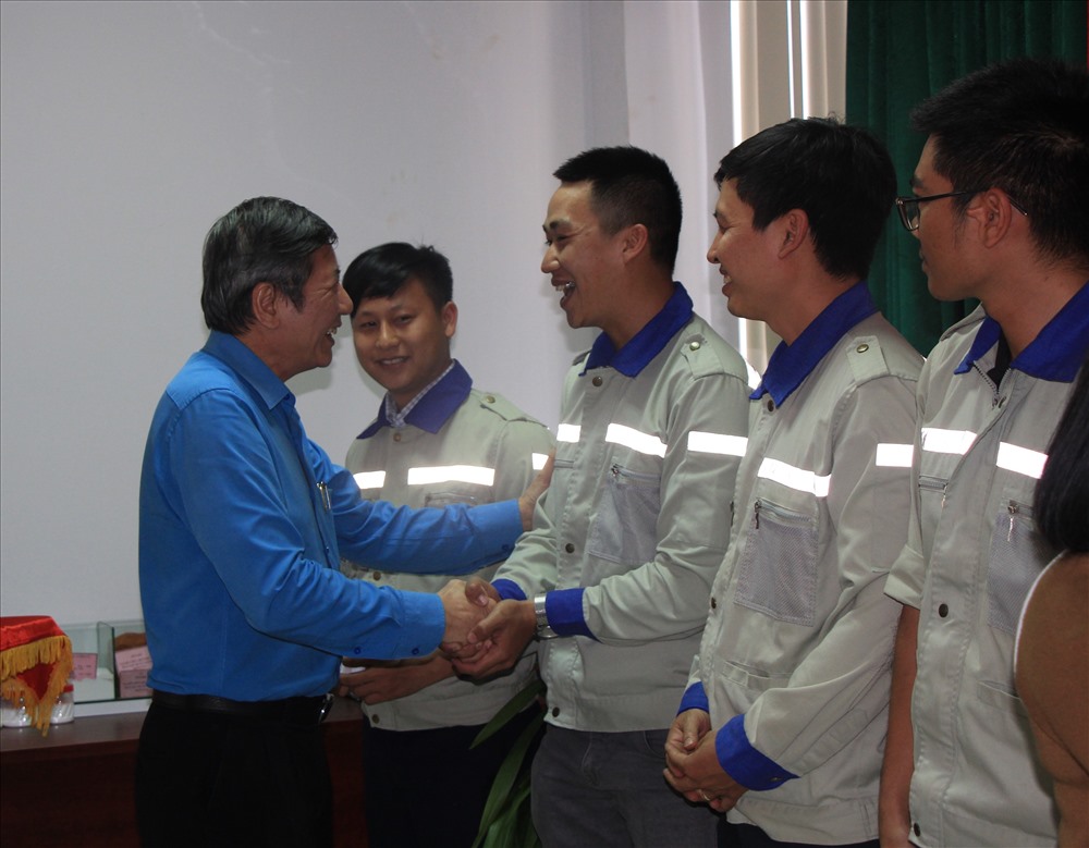 Phó Chủ tịch Thường trực Tổng LĐLĐ Việt Nam Trần Thanh Hải tặng quà cho người lao động tại Công ty Nhôm Đắk Nông. Ảnh: LX