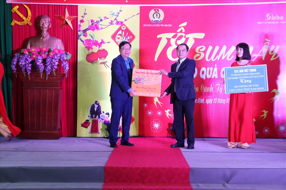 Đồng chí Đào Việt Trung - Ủy viên Trung ương Đảng, Bộ trưởng, Chủ nhiệm Văn phòng Chủ tịch nước trao quà tới LĐLĐ tỉnh Nam Định.