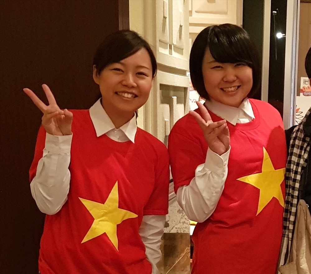 Sự đón chào nồng nhiệt bằng lời nói và chữ viết tiếng Việt ngay trên đất Nhật Bản; các thiếu nữ mặc áo in hình cờ đỏ sao vàng Việt Nam.