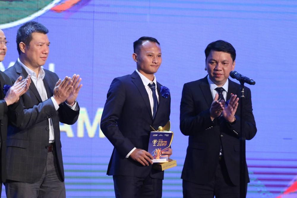 Trọng Hoàng nhận giải cho đội tuyển U22 Việt Nam. Ảnh : HD