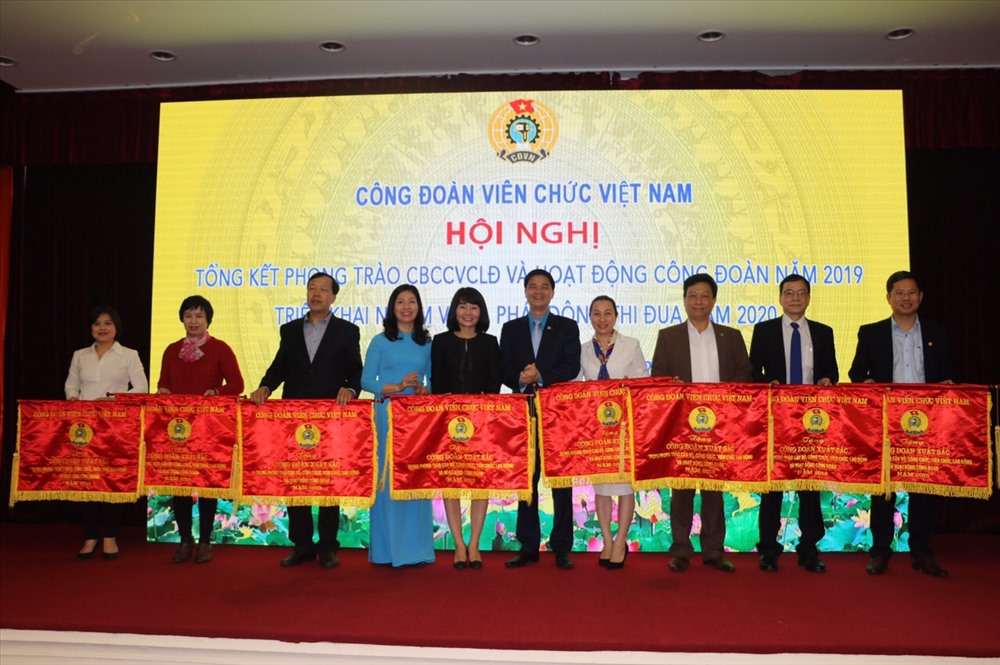 Đồng chí Ngọ Duy Hiểu, Phó Chủ tịch Tổng Liên đoàn Lao động Việt Nam, Chủ tịch Công đoàn Viên chức Việt Nam CĐVCVN trao Cờ thi đua của Công đoàn Viên chức Việt Nam cho các tập thể có thành tích xuất sắc trong năm 2019.