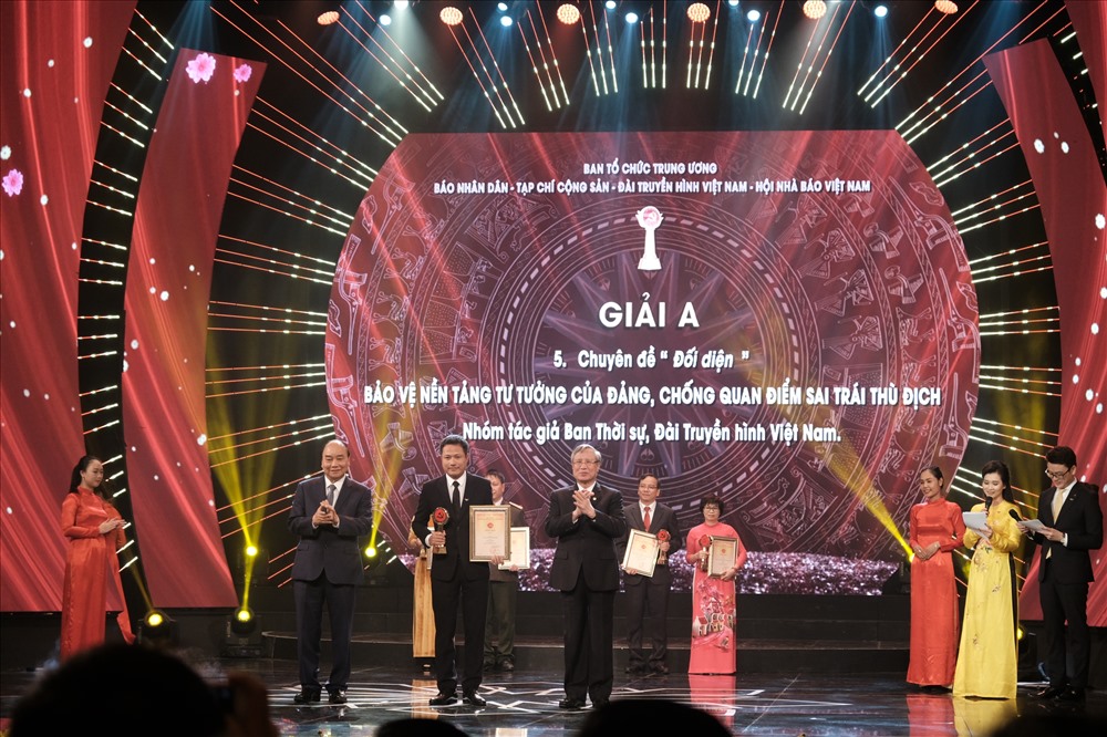 Thủ tướng Chính phủ Nguyễn Xuân Phúc và Thường trực Ban Bí thư Trần Quốc Vượng trao giải A cho các tác giả đạt giải.