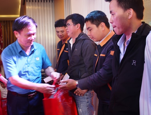 Đồng chí Ngô Đình Vân - Phó Chủ tịch Thường trực LĐLĐ tỉnh Hà Tĩnh trao quà