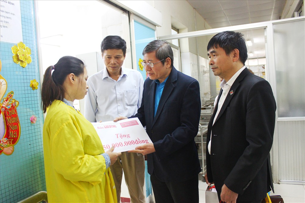 Đoàn công tác trao tiền và quà hỗ trợ gia đình chị Nguyễn Thị Thạo.